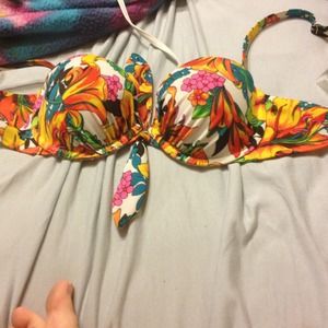 32B swim suit top VS