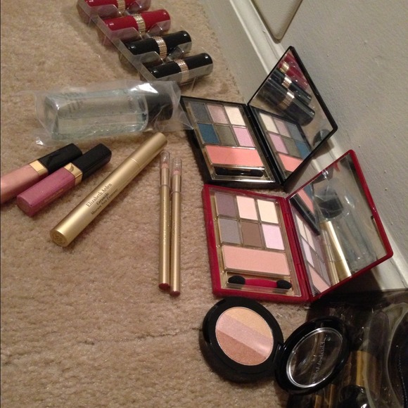 NWT Elizabeth Arden makeup set