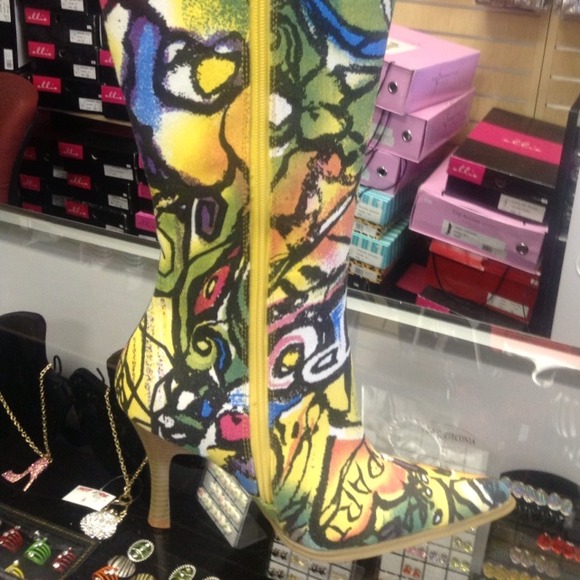 Boots - Picture 3 of 4