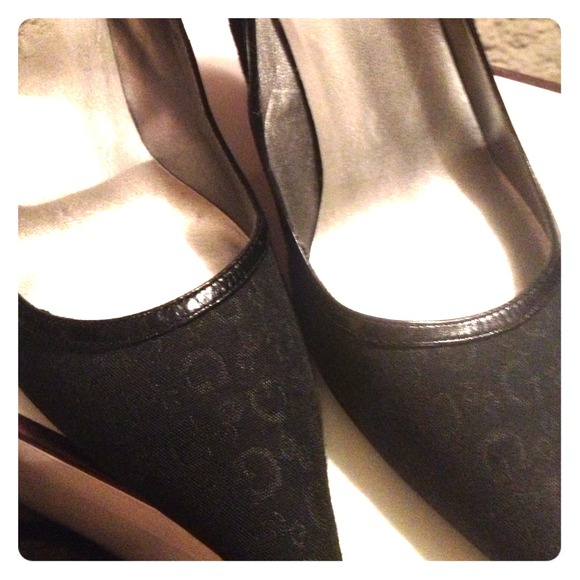 Guess pumps