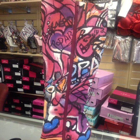 Boots - Picture 4 of 4