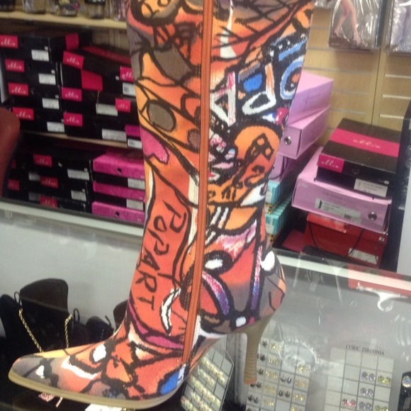 Boots - Picture 3 of 4