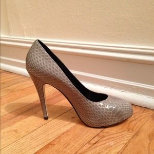 Brand New Snakeskin Embossed Grey pumps Size 9.5/M