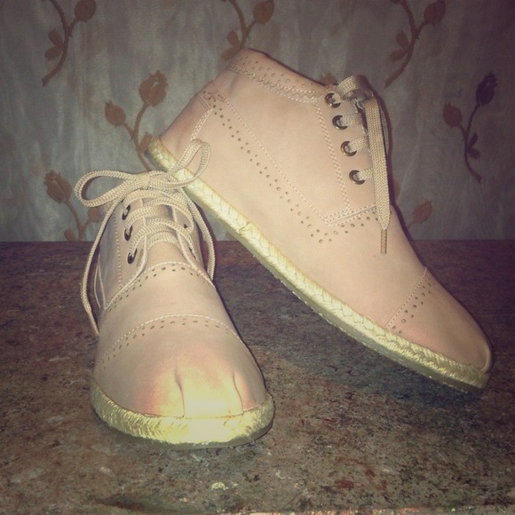 Spring leather sneaker