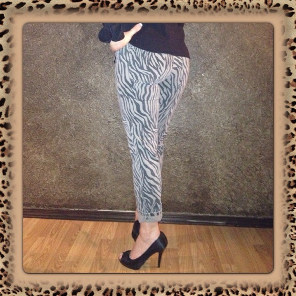 SOLD to Lisa!  Victoria's Secret pencil leg jeans