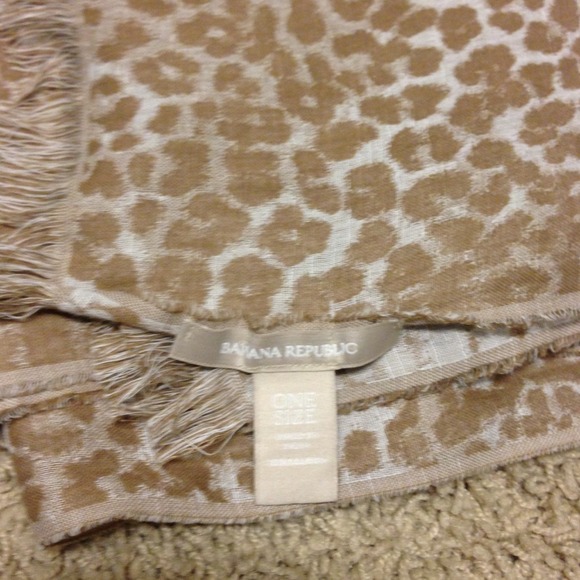 Reduced... NWOT..banana republic scarf