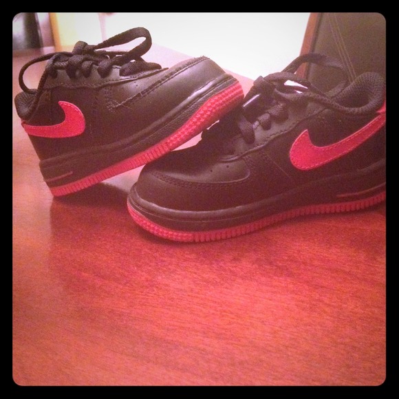 SOlD!! Gently used black an red Nike Air Forces