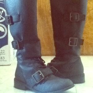 End of season sale! R2 black buckle boots