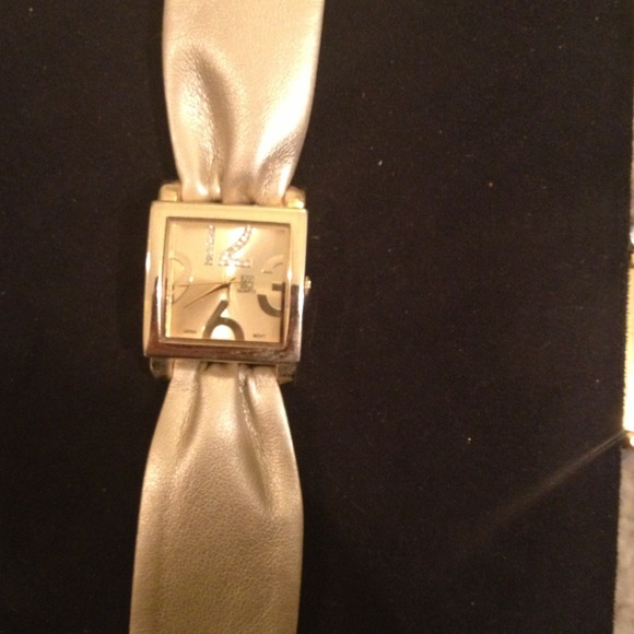 Gold watch - Picture 1 of 1