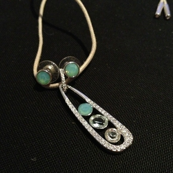 ❗❗traded❗❗Swarovski Opal Necklace & Earring Set