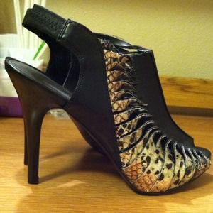 Carlos Santana Peep-toe pumps