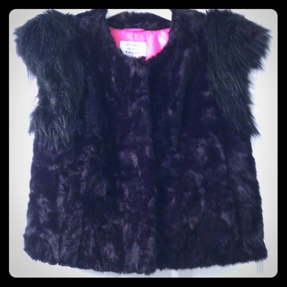 Black faux fur L vest snap buttons and pockets