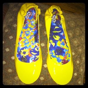 Yellow flats & red H&M jeans