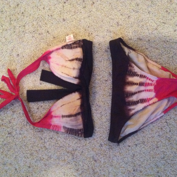 Bikini - Picture 1 of 3