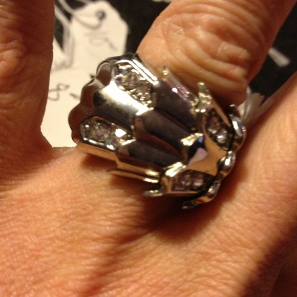 Silver w/crystals stretchy band beautiful ring
