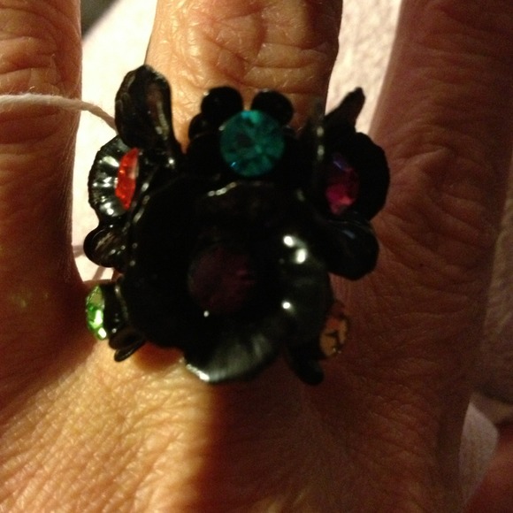 Black flower cluster ring.. Beautiful..