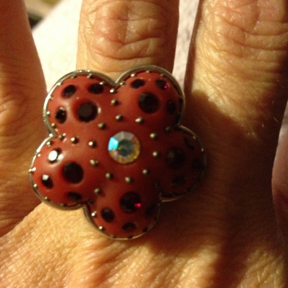 Cute red flower ring w/crystals