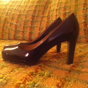 ⭐Sold⭐Tahari Burgundy Heels