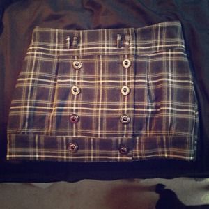 Black/white/grey plaid skirt.