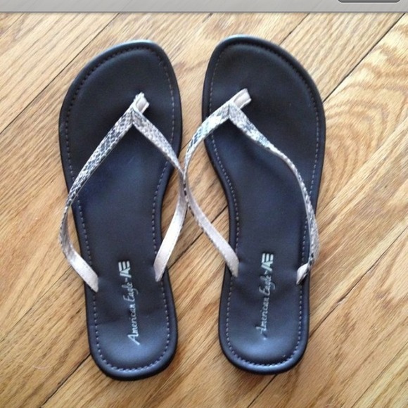 Shoes - American eagle flip flops