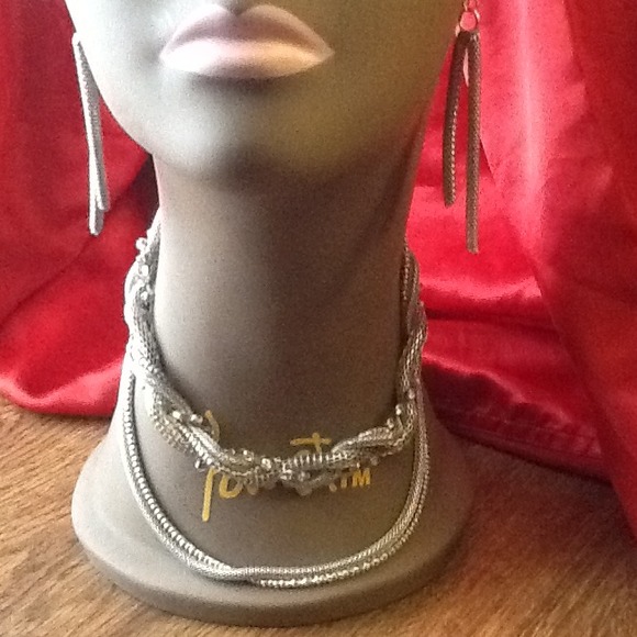 Beautiful bling necklace and matching earrings