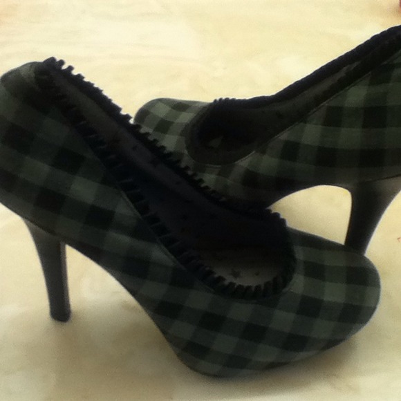 Bundle for hope. Grey&black pumps and grey heels!