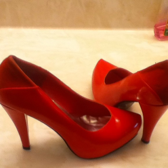 👠Red pumps Sz 7 these have been loved and used