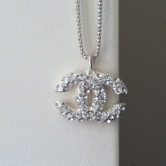 CHANEL LARGE RHINESTONE 34' NECKLACE.
