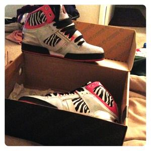 Size 8 Osiris shoes, only worn once. :)