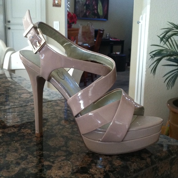 Jessica Simpson nude pump.