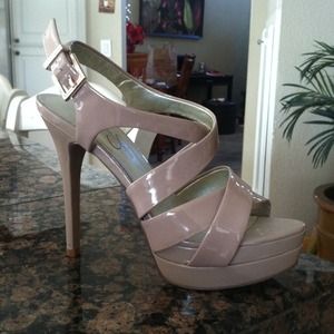 Jessica Simpson nude pump.