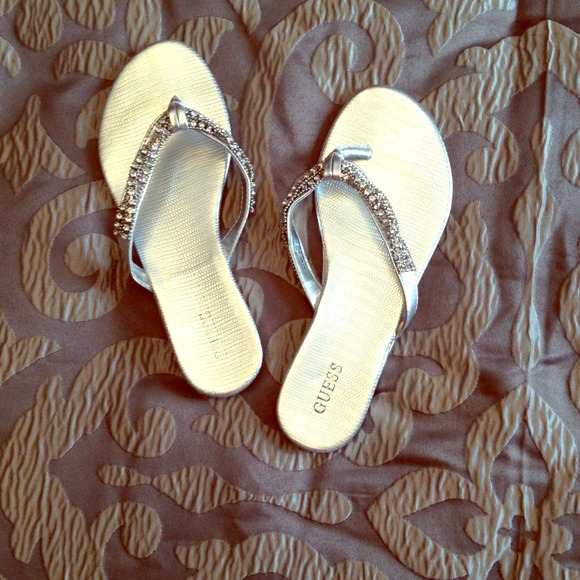 SOLD IN BUNDLE 💖Guess Thong Sandals 👡