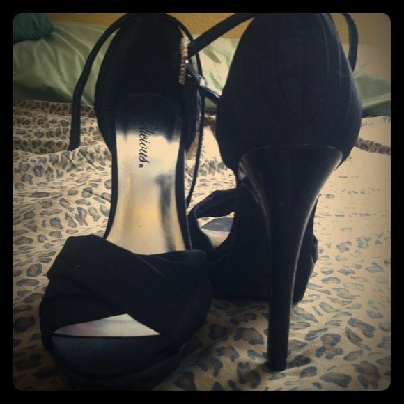 Beautiful 6" black heals.