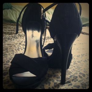 Beautiful 6" black heals.