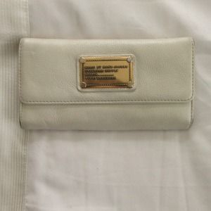 ♥REDUCED♥Mae by Marc Jacobs classic trifold wallet