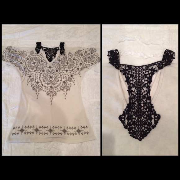 💢Sold💢Creamy tunic shirt with crochet back!