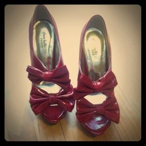 Red open toe heels with bows in the front💃