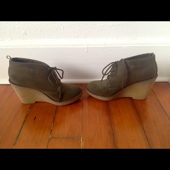 Price reduced! 6 Wedge ankle booties olive green