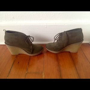 Price reduced! 6 Wedge ankle booties olive green