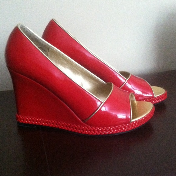 Price ⬇❗👠Red heels with a 4 inch wedge!