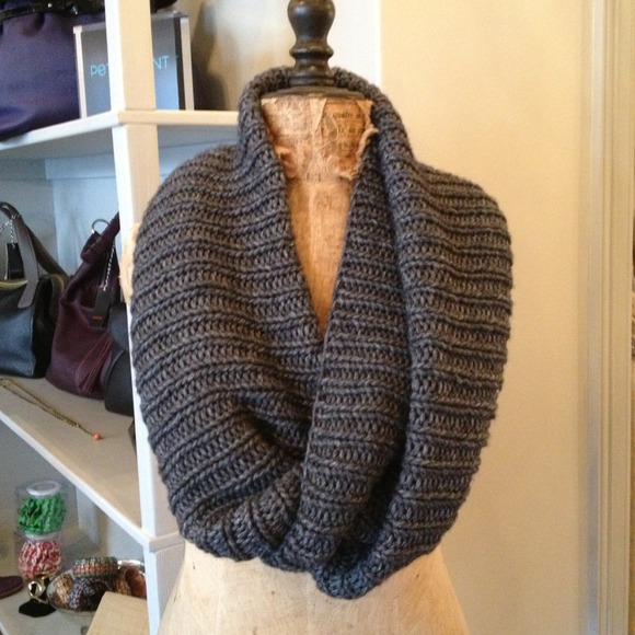 Bruna twist snood - Picture 2 of 4