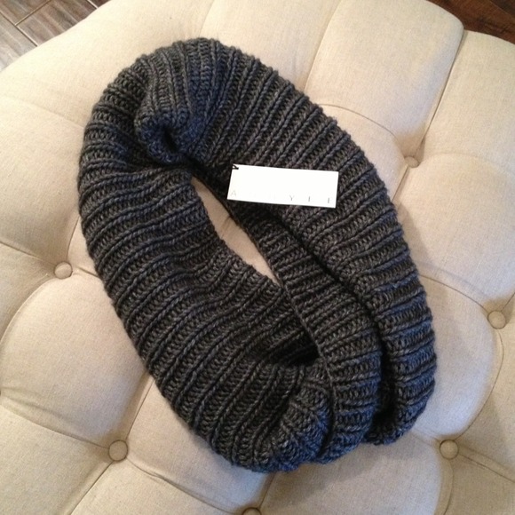 Bruna twist snood - Picture 3 of 4