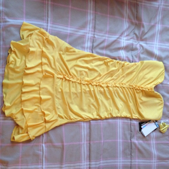 Yellow strapless dress!