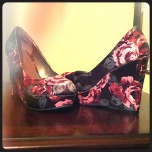 Never worn! In mint condition! Madden girl