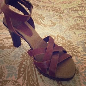 Hold @VA_Moran Gianni Bini Leather Sandals
