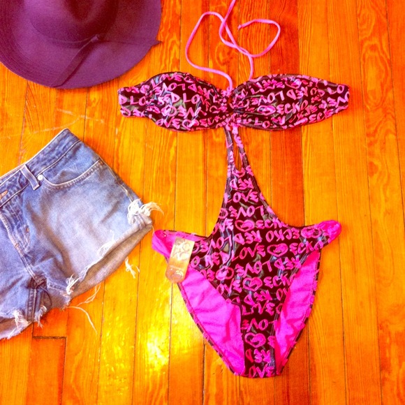 <Reduced>Black and pink swimsuit !!