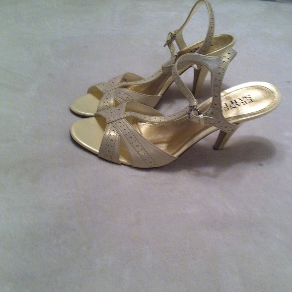 ❗Sold❗Franco Sarto Pearl  heels - Picture 2 of 3
