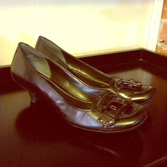 *Reduced* Linea Paolo Black buckle kitten heels