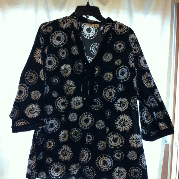 🚫🚫🚫🚫 bundled Black print shirt