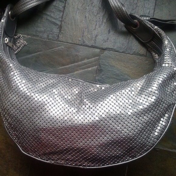 Stylish metal and leather grey handbag - Picture 2 of 4